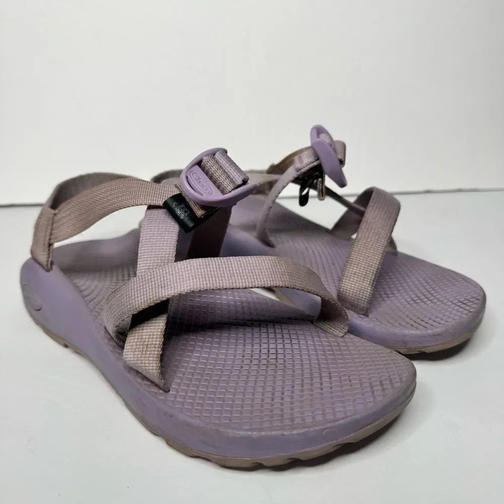 Chaco woman size 8โsandals in lavender